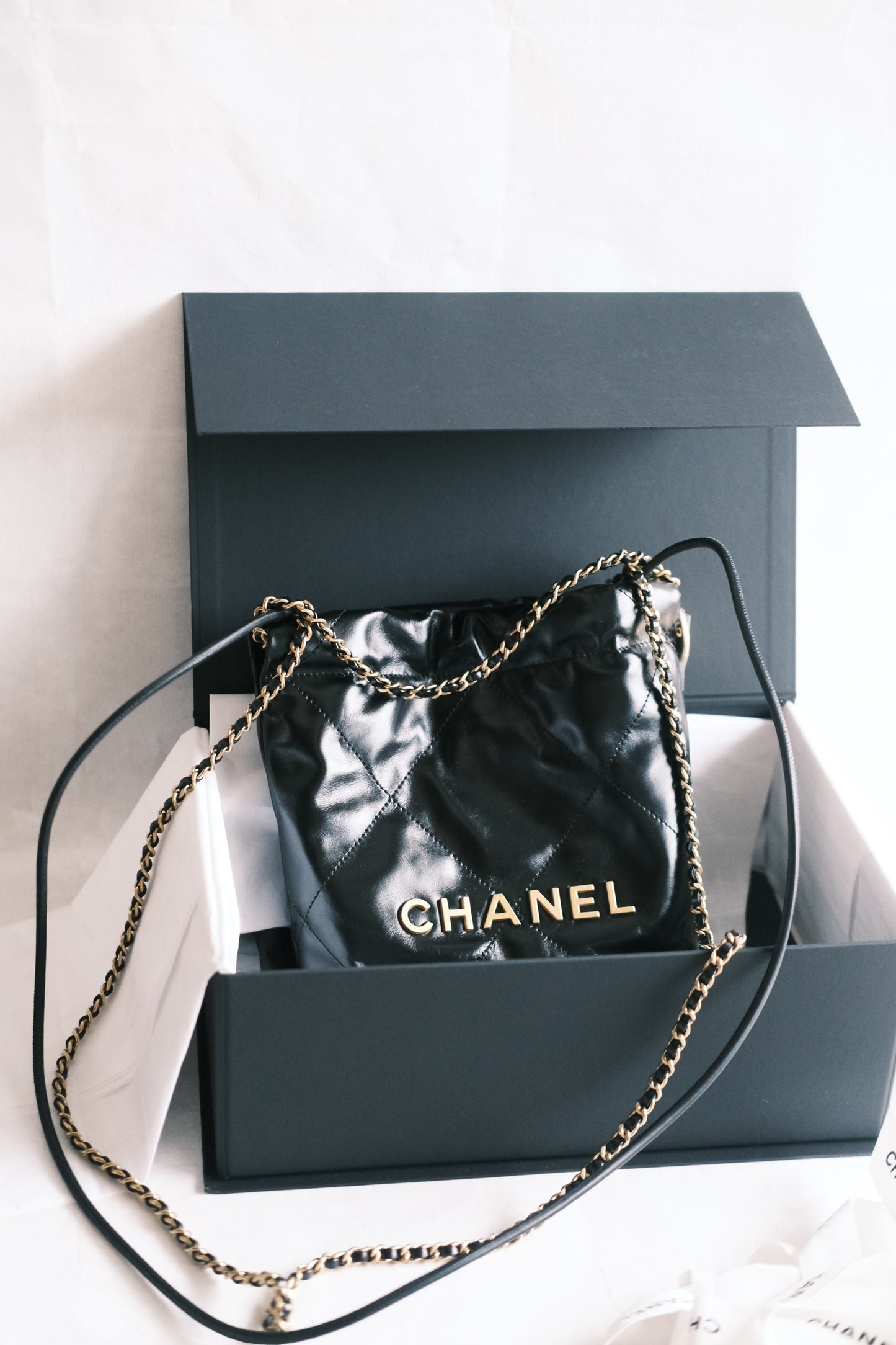 chanel 22 mini bag - black & gold