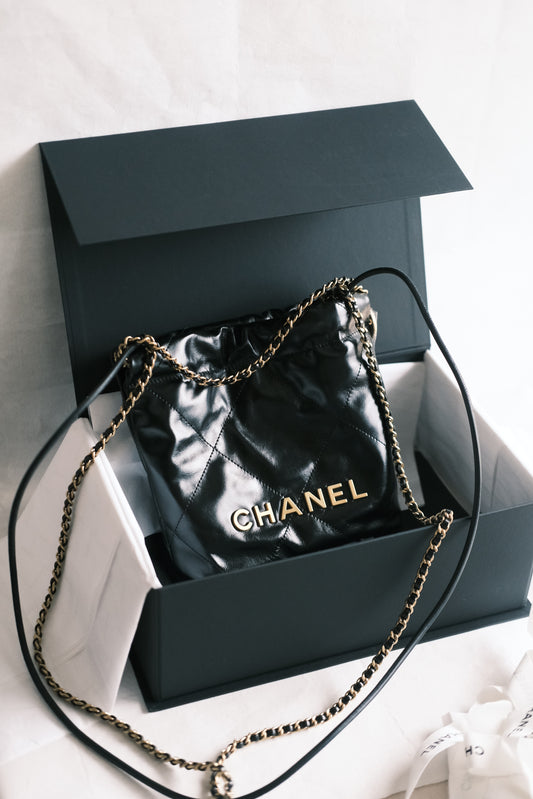 chanel 22 mini bag - black & gold