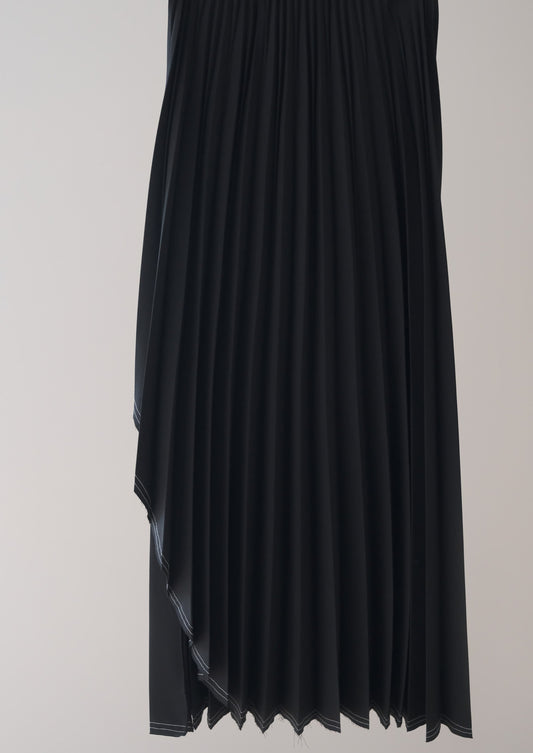 raw-edge curved-hem pleated skirt- black